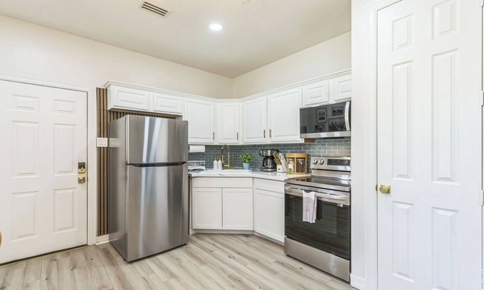 Magnolia House | Modern, Tranquil Woodsy Casita near Houston Private 1BR Retreat with Tejas Charm