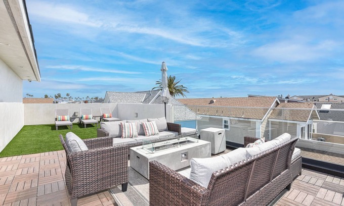 West Newport Condo | Modern Tri-Level Condo | AC & Rooftop Deck | Tons of Lounge Space | It's Got the Wow Factor