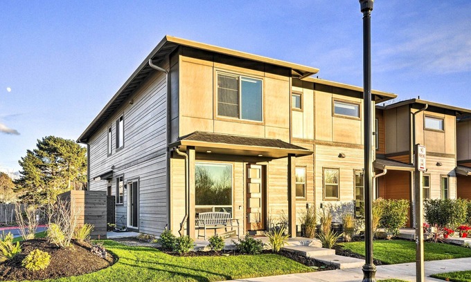 Troutdale House | Modern Troutdale Townhome: 15 Miles to Portland!