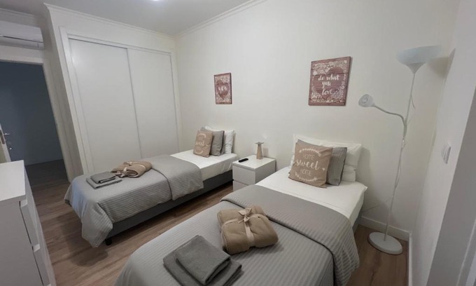 Palhais House | Modern Twin Room with a balcony