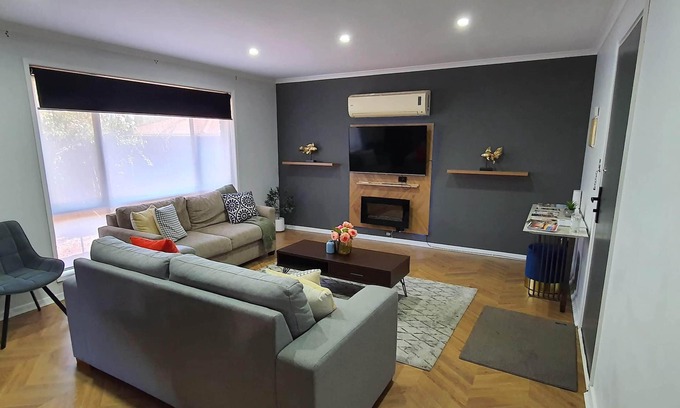 Mildura House | Modern Two Bedroom unit with outdoor spa and BBQ!