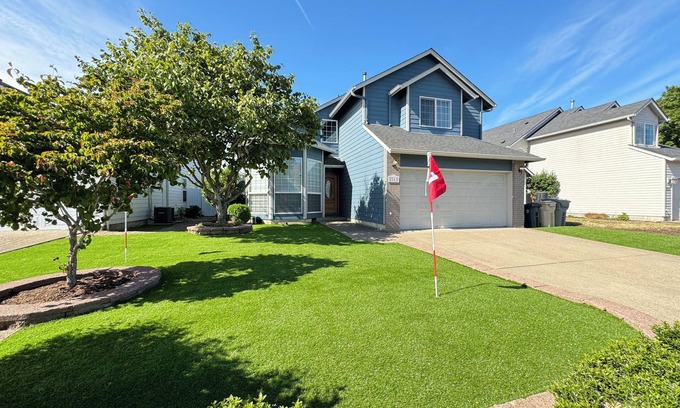 Albany House | Modern Vacation Home w/hottub, pool table. Next to lovely park. Shopping nearby