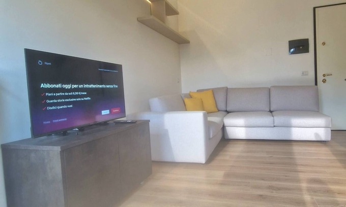 Viggiu Apartment | Modern Viggiù Suite Home