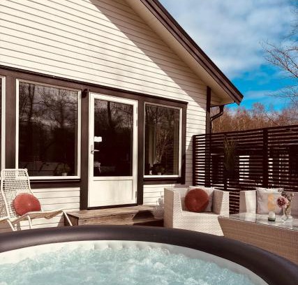Ljungbyhed Villa | Modern villa med spa och pool