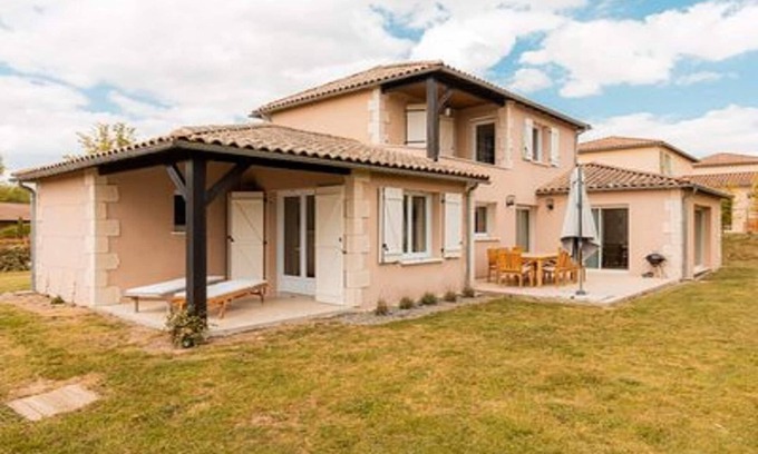 Vasles Villa | Modern villa with large garden