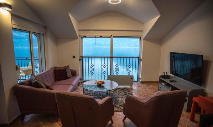 Donja Kostanjica Apartment | Modern Waterfront 3-Bed Apartment