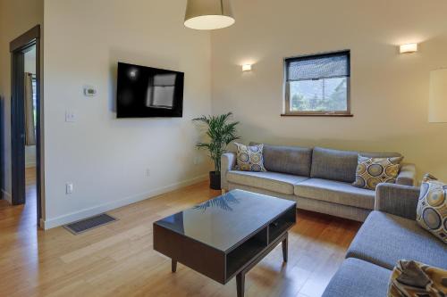 White Salmon Apartment | Modern White Salmon Apartment, Steps From Town