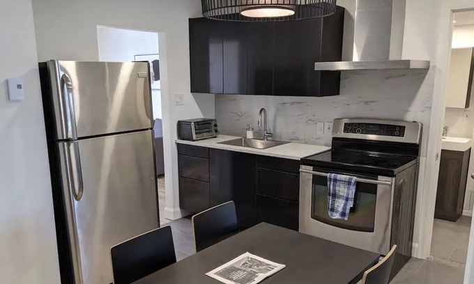 Saint-Sauveur Apartment | Moderne 3 1/2 'Black Bachelor'