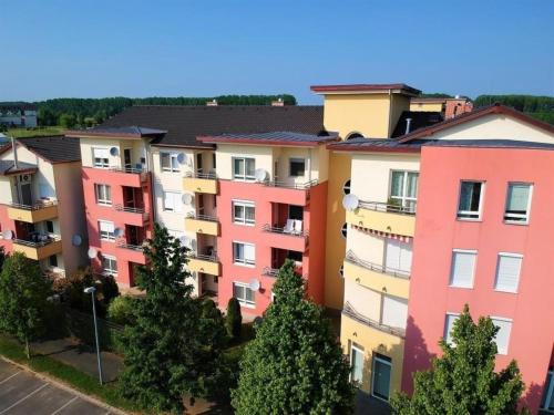 Bukfurdo Apartment | Moderne Ferienwohnung in Bükfürd mit Gepflegtem Garten