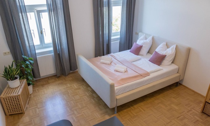 Favoriten House | Modernes Apartment mit Balkon für Große Gruppen