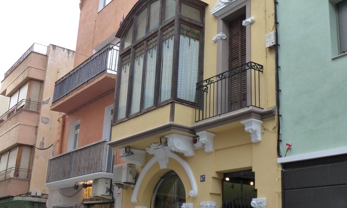 Malgrat de Mar House | Modernist house in a population center ideal for families