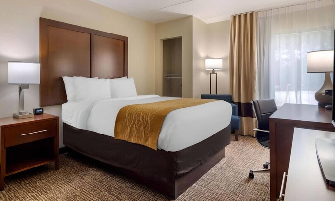College Park House | Modernly Designed King Room! Free In-Room WiFi