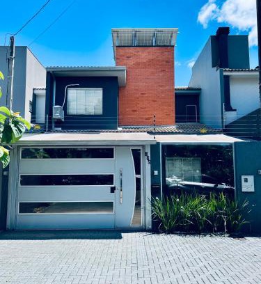 Santa Cruz House | Moderno Sobrado Climatizado com Ar Quente e Frio