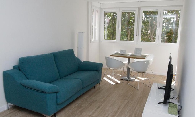 La Latina Apartment | Moderno,tranquilo, entrada autónoma y fácil aparcamiento.