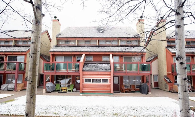 East Kootenay Apartment | Moguls | Lofted Ski in Ski Out w/Hot Tub Access