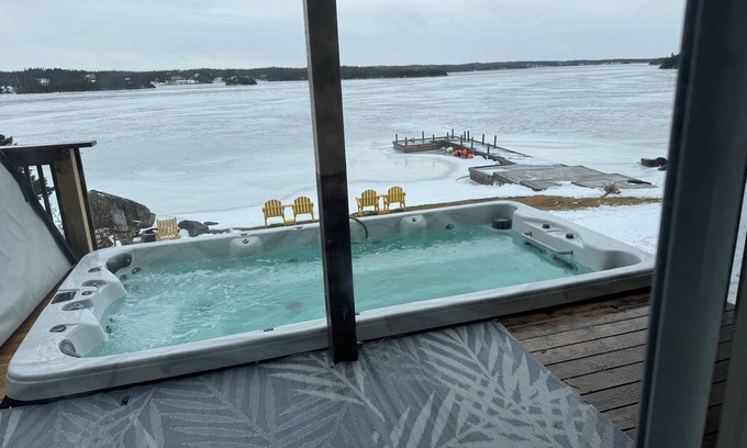 Terra Nova House | Moments Cottage | Waterfront Spa