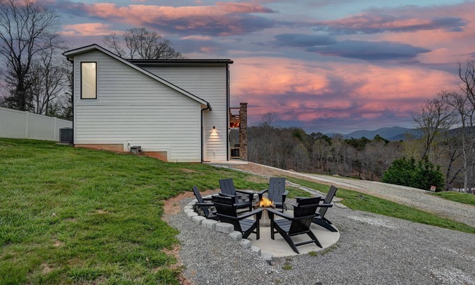 Weaverville House | Mon Trèsor, Mountain Views with hot tub and deck