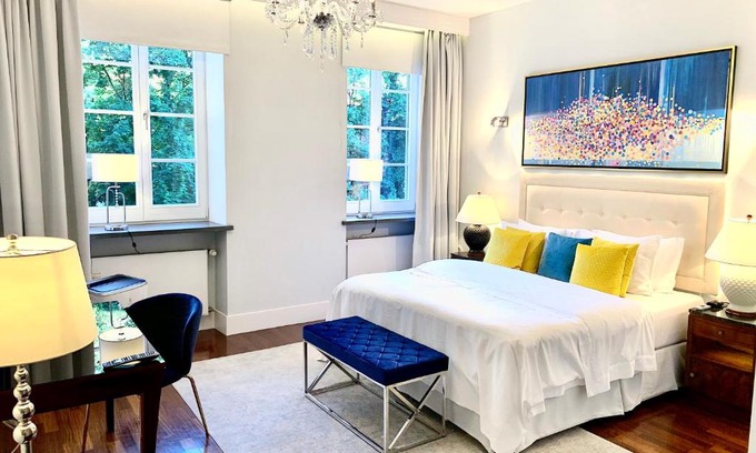 Old Town Apartment | MONDRIAN Luxury Suites & Apartments Market Square I