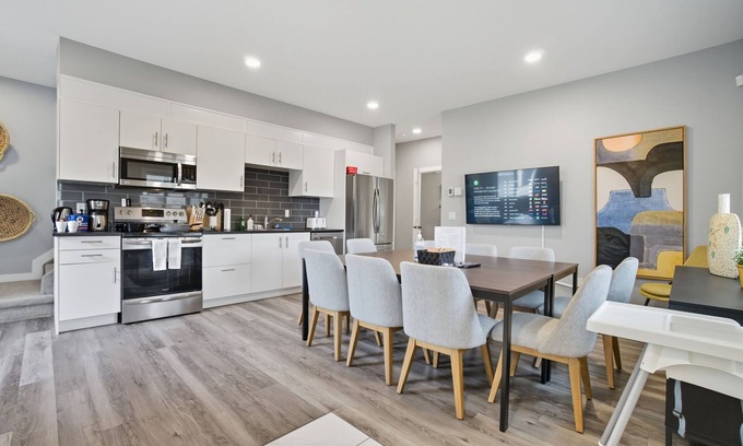 North Central Edmonton House | Monica - Large 4 BR 4B Home in Central Location!