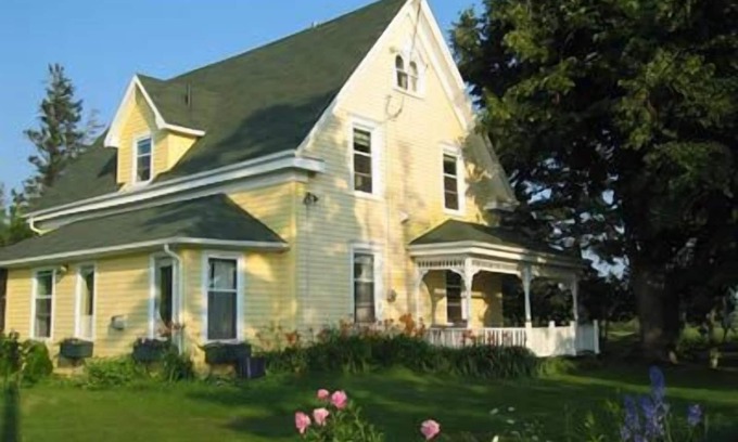 Princetown House | Montgomery House By The Sea &/or Carriage House - 8 Acres With Bay Views