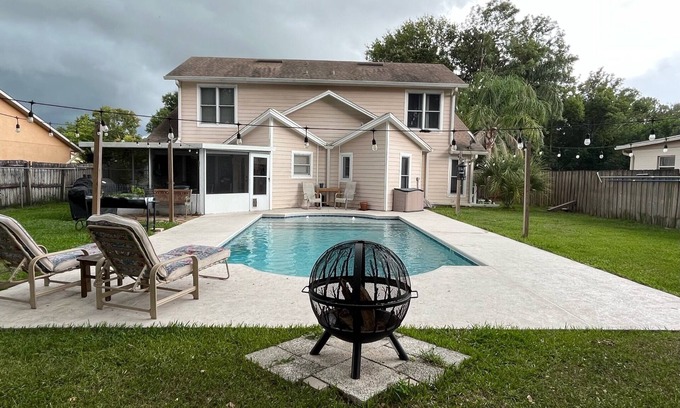 St. Cloud House | Monthly Rental: Lakeshore Home w/Private Pool. Easy access to Theme Parks.