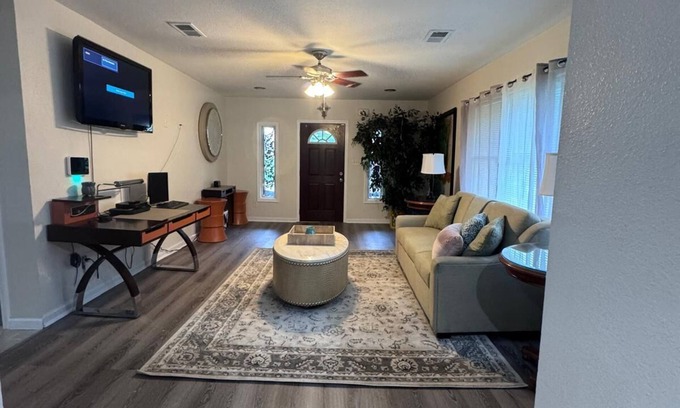 Crosstown House | MONTHLY STAYS in Memphis - Spacious 5BR Home w/3 BA-Near Downtown, Beale Street