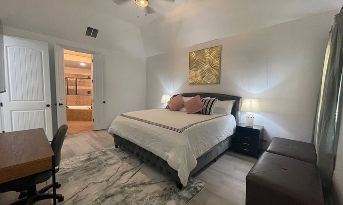 Cordova House | MONTHLY STAYS- Luxury 5 BR - Home with Lots of Space
