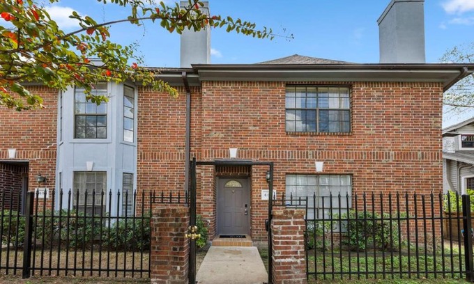 Montrose House | Montrose 2-Unit Retreat 4BR Sleeps 20 Near DT