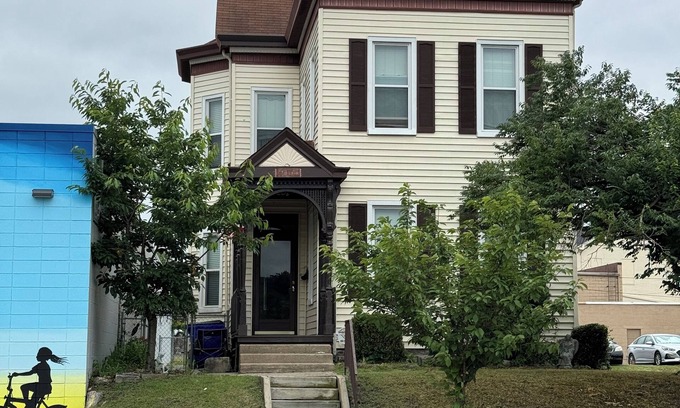Lindenwald Apartment | Monument House, Near Spooky Nook , Heart of Hamilton,Oh private parking , Slps 8