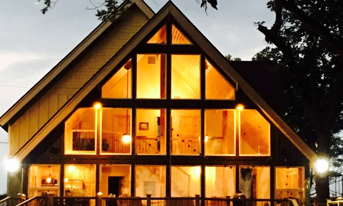 Dundee House | Moon Lake MS lakeside lodge perfect for family or couples getaway!