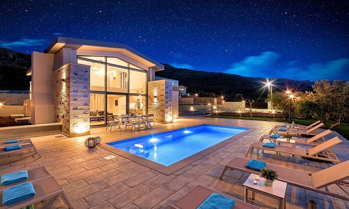 Mathes Villa | Moonlight Grand Villa Heated Pool
