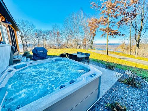 De Soto House | Moonlight Ridge sleeps 8 hot tub