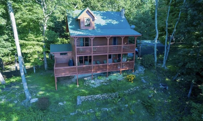 Sparta Cabin | Moonshine Cabin- beautiful Mountain views and minutes to downtown