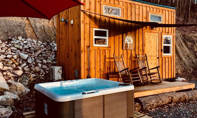 Newport Cabin | Moonshine Cabin tucked away on the Mountain,Great Location with private Hot Tub!