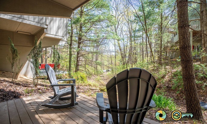 Orkney Springs Cottage | Moonstone Cottage - Perched in the trees!