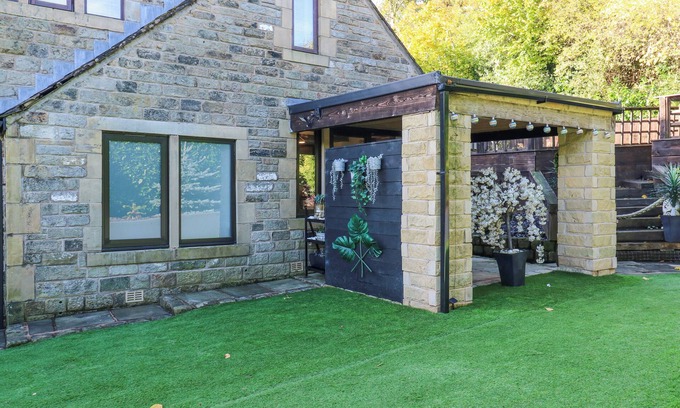 Saddleworth Cottage | MOOR COTTAGE, character holiday cottage, with a garden in Uppermill