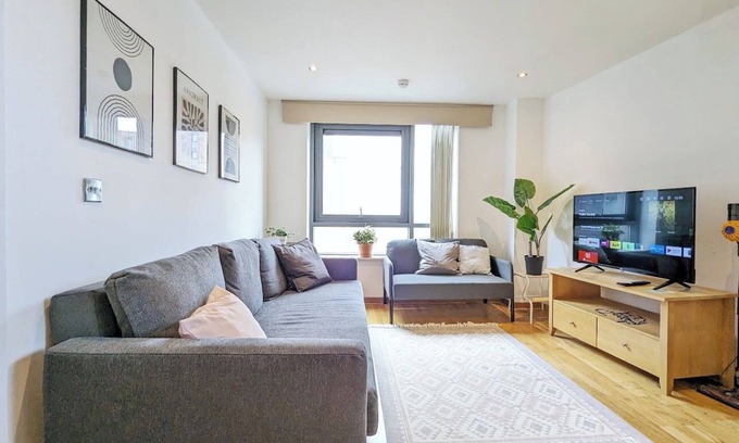 St George's Quarter Apartment | Morden 2-Bedroom Apt in Heart of City Centre