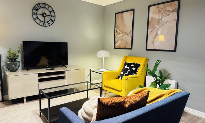 Stepps House | Mordern Gem Ideal Family Getaways/Parking/near train station