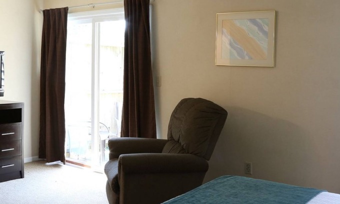 Cheat Lake House | Morgantown Spacious 2BR Townhouse w Mountains View