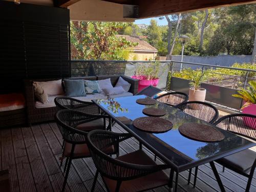 Les Baumettes Apartment | Morgiou Sormiou Marseille T4 climatisé familial - 3 Chambres - Terrasse bois - jardin privatif - Calanques à pied - Plages & Vélodrome à 10 min - Idéal Familles & Randonneurs & Grimpeurs - Escalade à 5 min - Marseille Sud