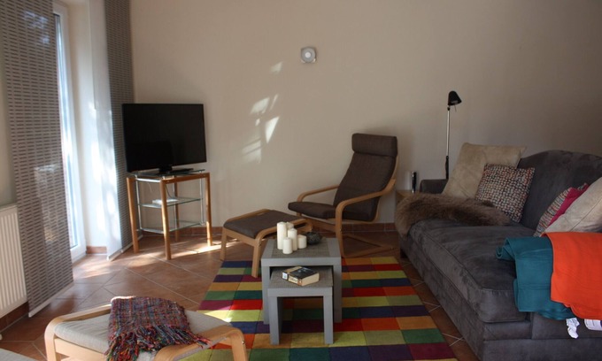 Westerstede Apartment | Morning sun vacation apartment in a country house with a magnificent garden