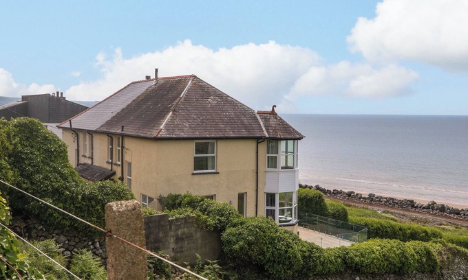 Barmouth House | MOROLWG, family friendly, with open fire in Barmouth