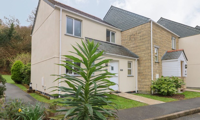 Falmouth House | MORTON COTTAGE, family friendly, with a garden in Falmouth