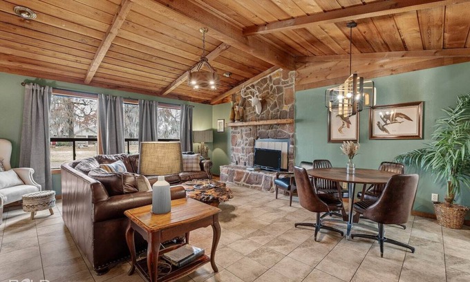 Uncertain House | Moss Stone Lodge with Canoes, Caddo Shores Cabins, Uncertain, Texas.