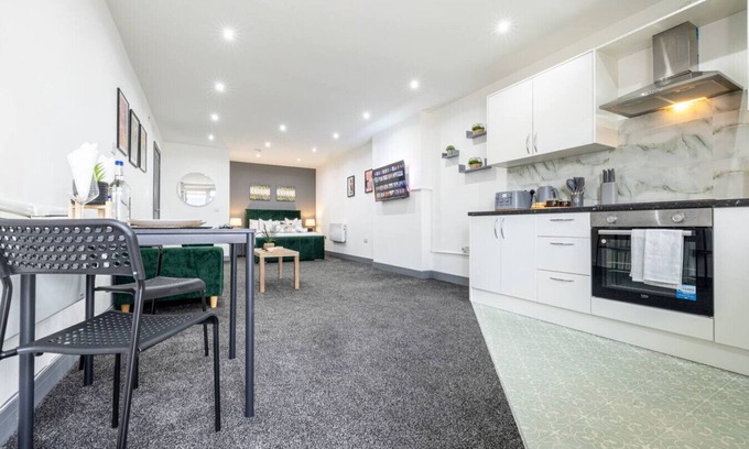 Cradley Apartment | Mostly Booked! Apartment Studio SmartTv Parking