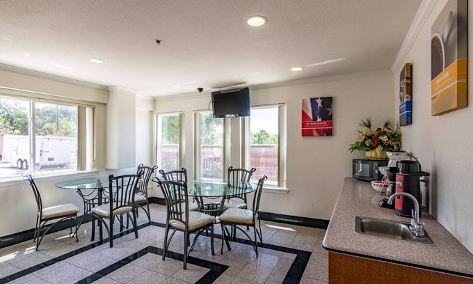 Azle Hotel | Motel 6 Azle, TX