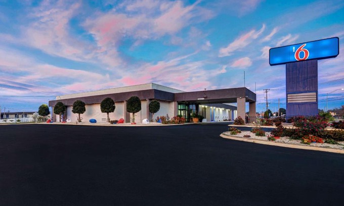 Burlington Hotel | Motel 6 Burlington