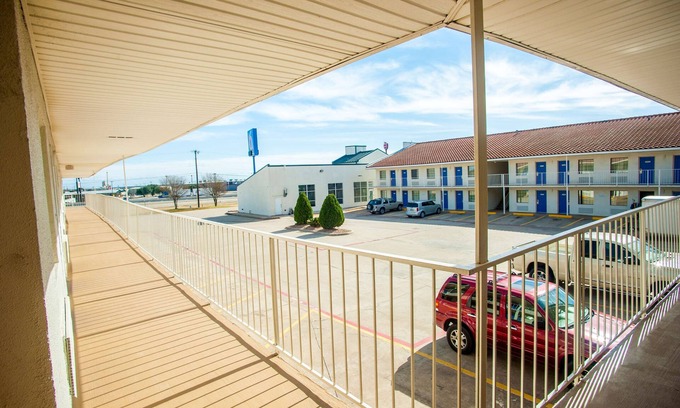 Corsicana Hotel | Motel 6 Corsicana, TX