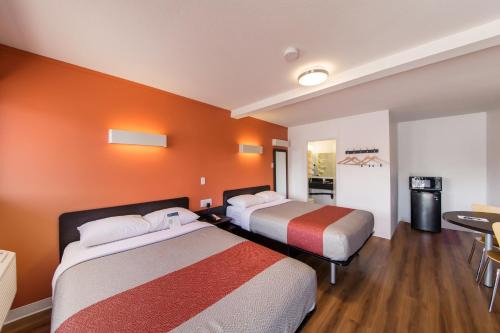 East Kootenay Hotel | Motel 6-Cranbrook, BC
