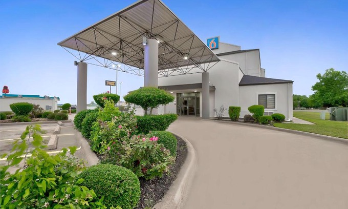 Denison Hotel | Motel 6-Denison, TX